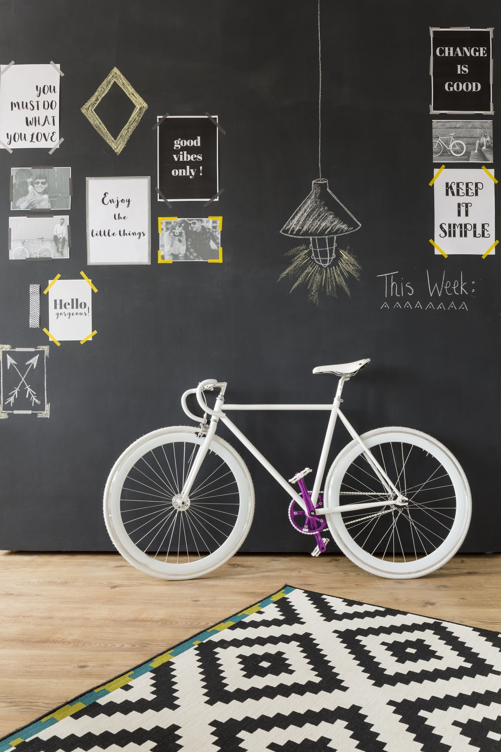 Fahrrad lehnt an schwarze Wand